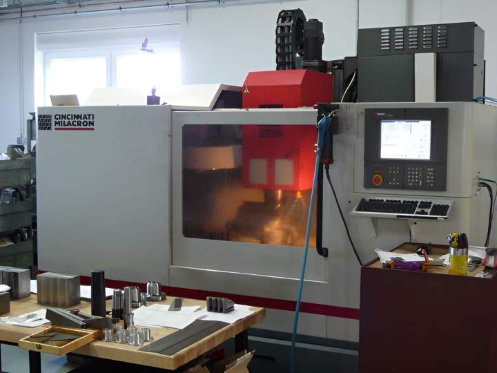 Machine Milacron performante Bergholtz