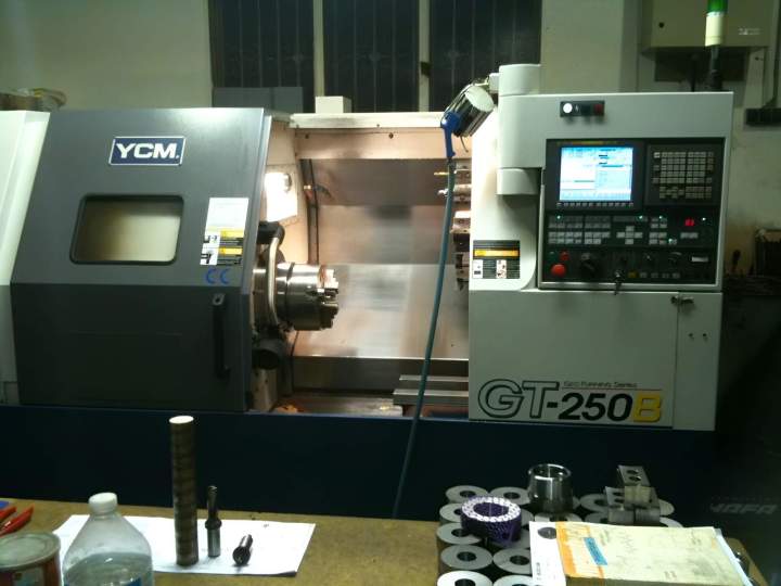 Machine mécanique YCM Bergholtz